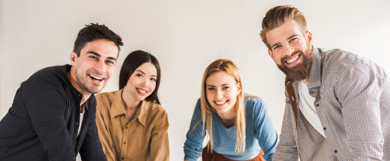 Grupa osób wykonujących ćwiczenie podczas stacjonarnego szkolenie dla Menedżerów organizowanego przez Annę Podgórską z firmy Homo Creatore z Warszawy